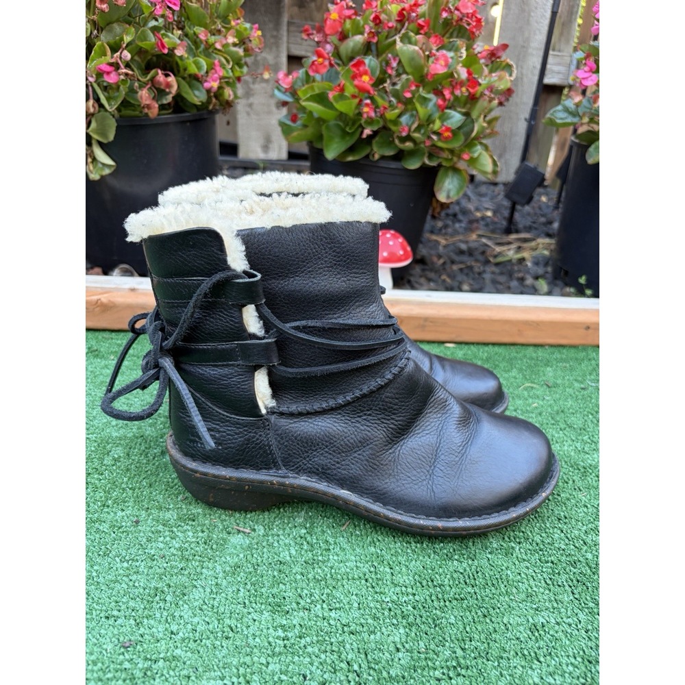 UGG Caspia Ankle Boots #1932 Women's 8 Black Leather Sheepskin Lined Lace-Up